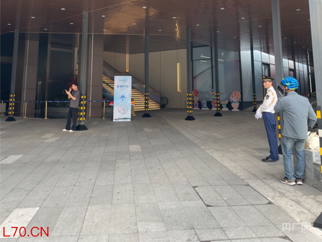 龙华区幸福城臻园项目售楼处一楼入口（央广网见习记者郭媛 摄）