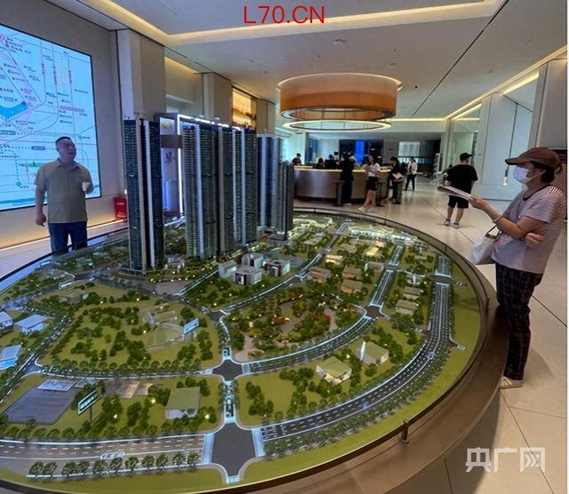 4月14日13时30分，龙华区幸福城臻园项目售楼处（央广网见习记者郭媛 摄）