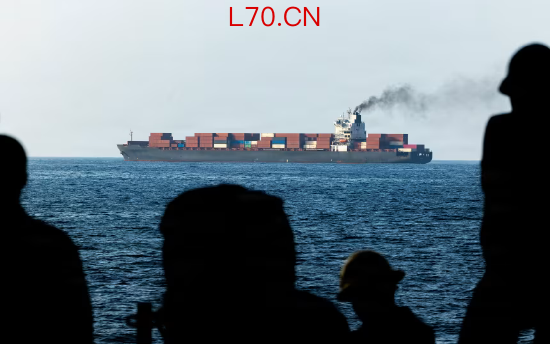 4 月 20 日，一艘伊朗籍船只试图突破美国海上封锁后，美军在阿拉伯海 “图斯卡” 号货轮附近执行巡逻任务。