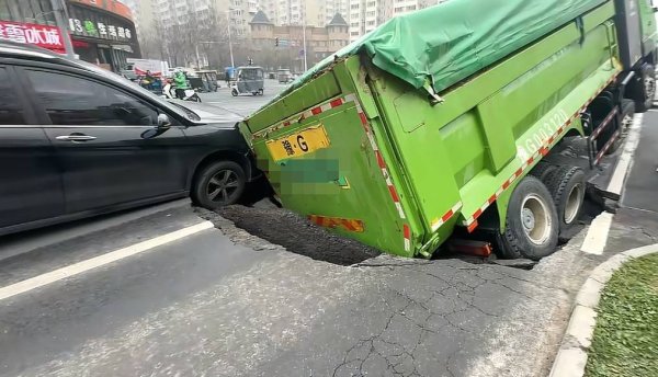 新乡路面塌陷一渣土车被困，当地：无人员伤亡，目前正抢修路面，将调查塌陷原因