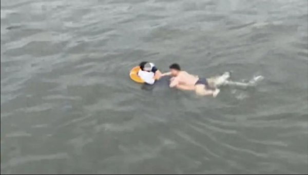 一代驾司机正在等客户，突然跳下水，救起19岁高中生