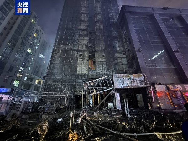 山西太原一建筑发生火灾 24人受伤 救援正在进行