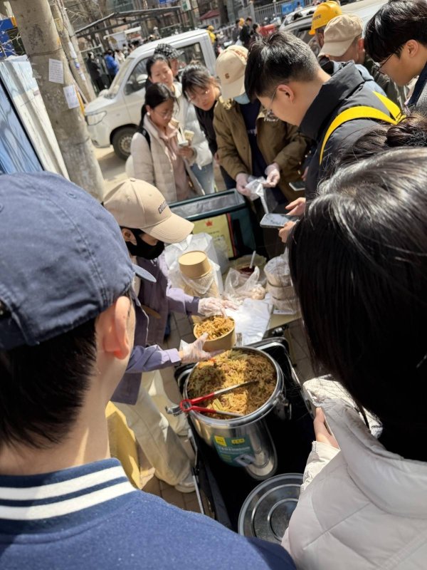 女子哈尔滨晒自家焖面，数千河南学生直呼“好想吃”催其出摊，当事人：出摊就“秒光”，正在各高校巡回卖面