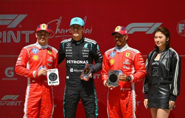 太low！F1外网官号故意裁掉吴艳妮 中国一姐刚说：“很荣幸颁奖”