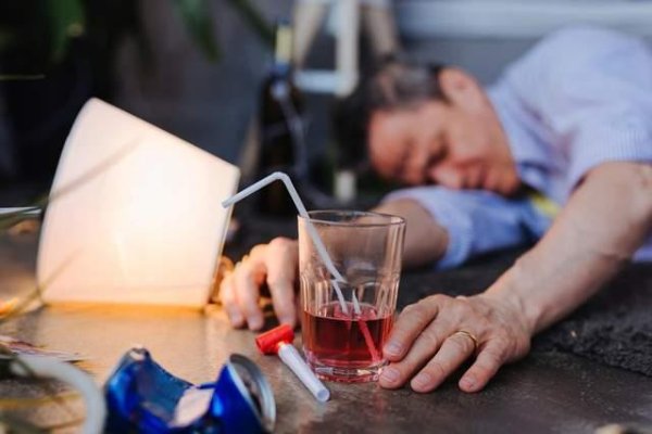 60岁后戒酒反而伤身？提醒：酗酒超20年者，戒酒需评估5项指标