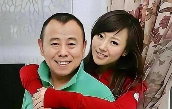 68岁潘长江还在跑商演，42岁潘阳仍住娘家，父女俩到底在较什么劲