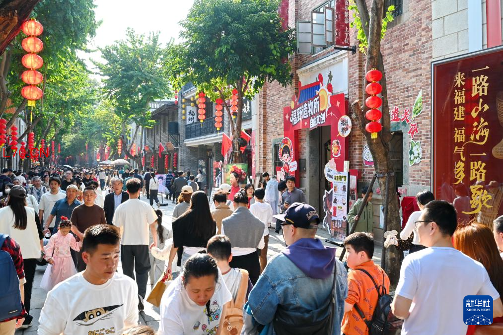 2月22日，市民游客在福州上下杭历史文化街区参观游览。新华社记者林善传 摄