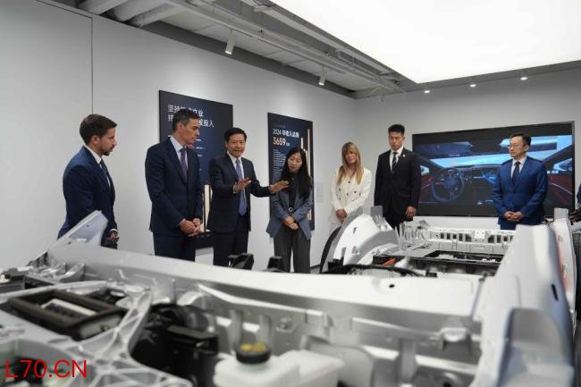 西班牙首相：中国正铸造辉煌 赞赏中国蓬勃发展