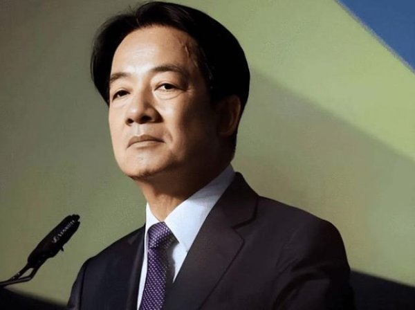 赖清德明知其父曾遭日本殖民者虐待却仍跪拜，引发众怒