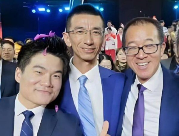 离开东方甄选“单干”，孙东旭卖书成销冠？