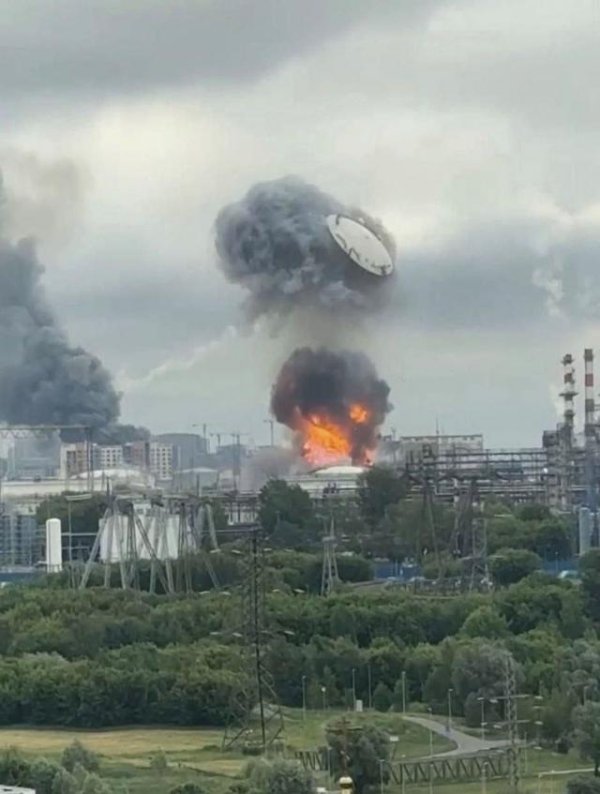 乌克兰发动大规模无人机袭击，再次击中莫斯科炼油厂，俄罗斯首都被浓烟笼罩