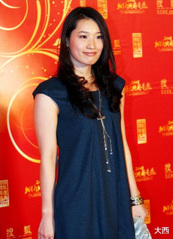 她是鲍春来前女友, 夺得奥运金牌, 嫁大10岁丈夫, 如今当大学老师