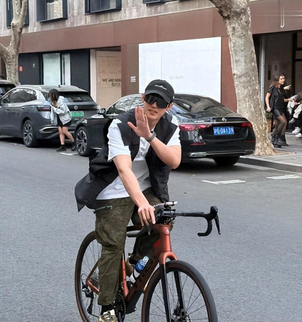 黄景瑜在上海骑自行车外出逛街, 长相帅气身材好, 看着少年感满满