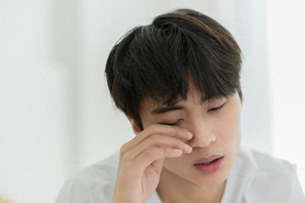 眼角痛是什么原因? 不只是用眼累, 大多是这几种身体预警